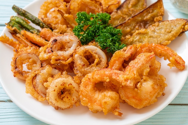 frutti di mare fritti (gamberi e calamari) con verdure miste - stile di cibo malsano