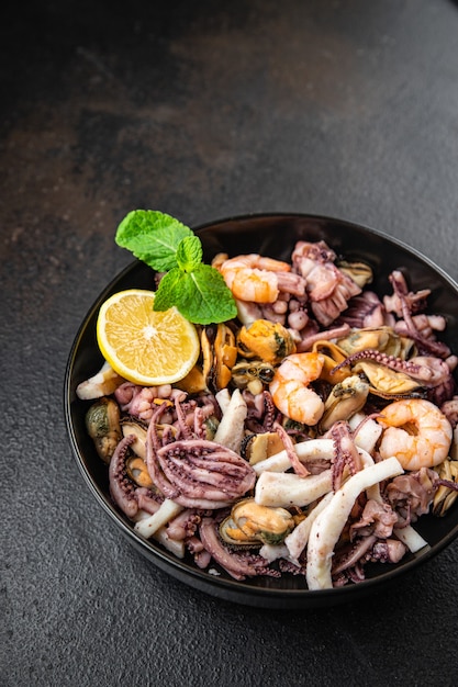 Frutti di mare mix fresco gamberi calamari cozze rapan polpo porzione pasto snack sul tavolo