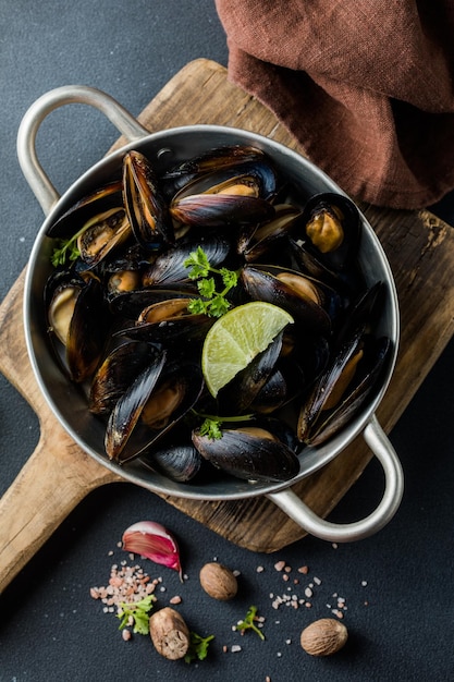 Frutti di mare Molluschi cotti su piastra nera in ghisa