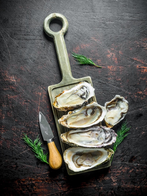 Frutti di mare Ostriche crude aperte su un tagliere