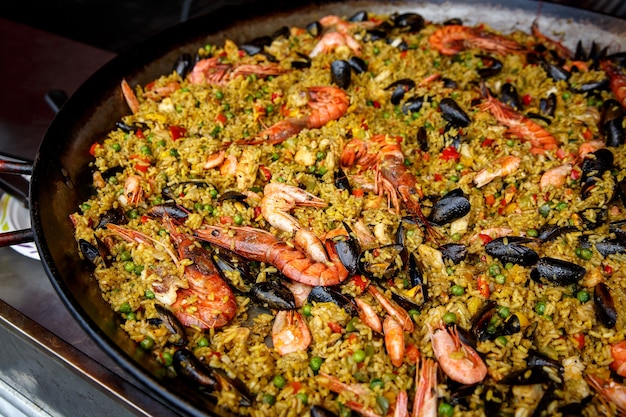 Frutti di mare. Paella con riso, scampi, cozze, calamari, gamberi