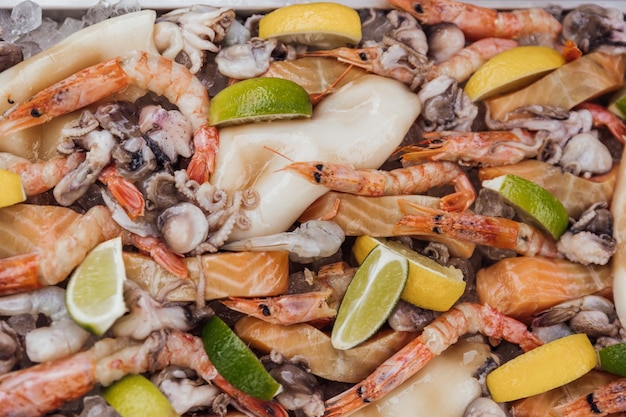 Frutti di mare per grigliare in un ristorante