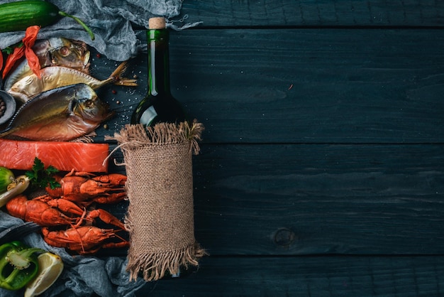 Frutti di mare Pesce Vomer salmone aragosta su sfondo di legno Vista dall'alto Spazio libero per il testo