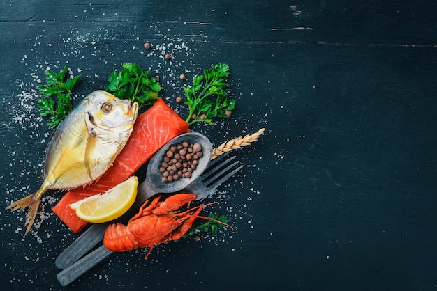 Frutti di mare Pesce Vomer salmone aragosta su sfondo di legno Vista dall'alto Spazio libero per il testo