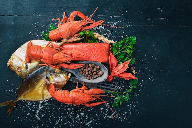 Frutti di mare Pesce Vomer salmone aragosta su sfondo di legno Vista dall'alto Spazio libero per il testo