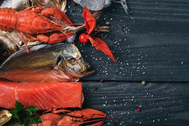 Frutti di mare Pesce Vomer salmone aragosta su sfondo di legno Vista dall'alto Spazio libero per il testo