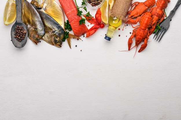 Frutti di mare Pesce Vomer salmone aragosta su sfondo di legno Vista dall'alto Spazio libero per il testo