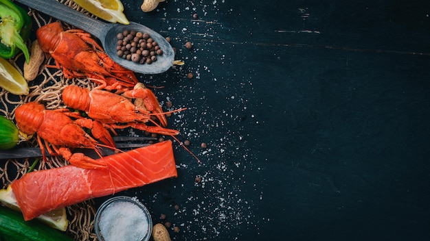 Frutti di mare Pesce Vomer salmone aragosta su sfondo di legno Vista dall'alto Spazio libero per il testo