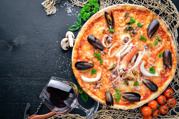 Frutti di mare Pizza Gamberetti cozze frutti di mare Su uno sfondo di legno Vista dall'alto Spazio libero per il testo