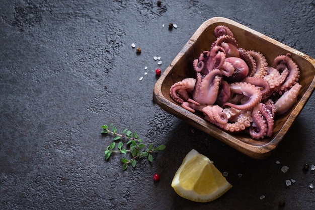 Frutti di mare Polipetti in una ciotola di legno, copia dello spazio.