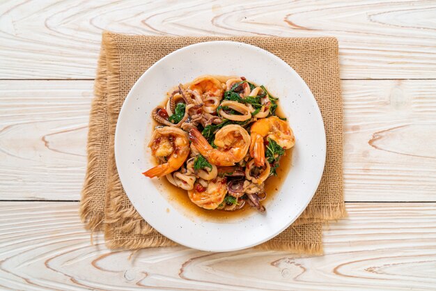 frutti di mare saltati in padella con basilico thailandese