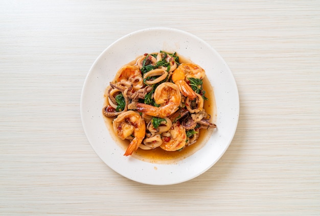 frutti di mare saltati in padella (gamberi e calamari) con basilico tailandese - Stile asiatico