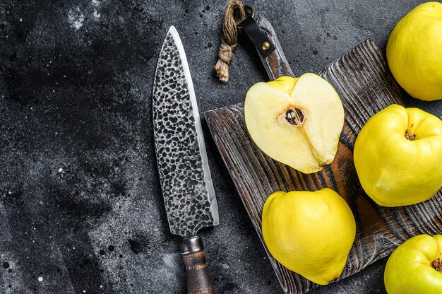 Frutti di mela cotogna oro fresco su un tagliere