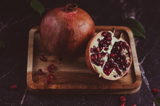 Frutti di melograno sulla tavola di legno