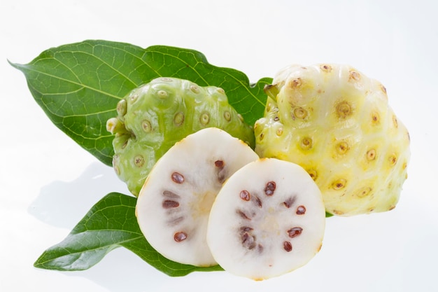 Frutti di Noni isolati su sfondo bianco Morinda citrifolia