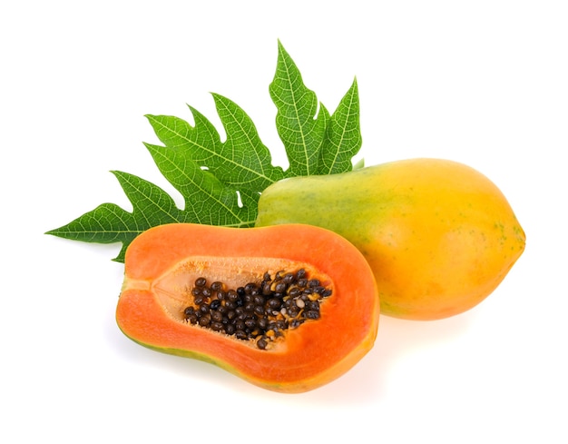 Frutti di papaia isolati su bianco