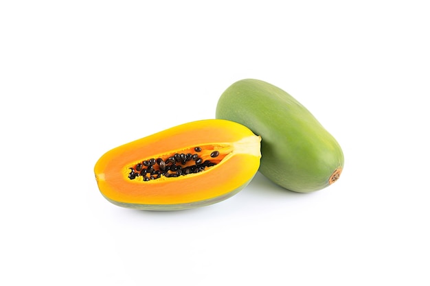Frutti di papaya freschi interi e affettati isolati su sfondo bianco