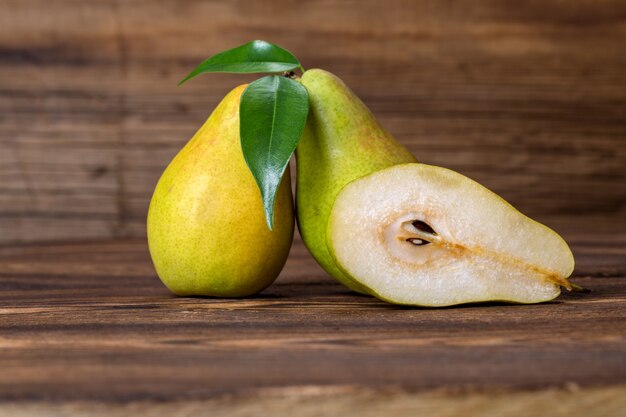 Frutti di pere sul vecchio fondo di legno della tavola