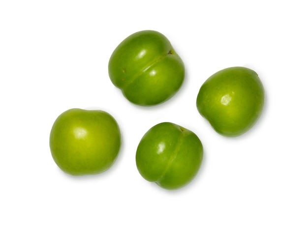 Frutti di prugna ciliegia su sfondo bianco Frutto verde sano Isolato di frutta del sud
