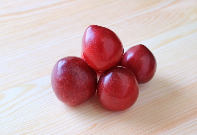 Frutti di Ruby Plum Frutti maturi a forma di cuore ammucchiati