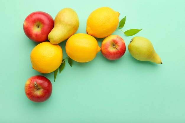 Frutti diversi su sfondo di menta