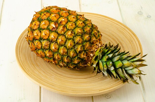 Frutti esotici. Ananas maturo dolce maturo su legno.