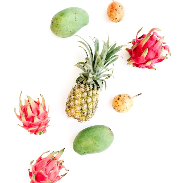 Frutti esotici: mango, ananas, frutto della passione e frutto del drago