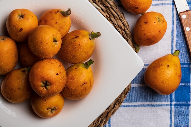 Frutti freschi del loquat su un piatto