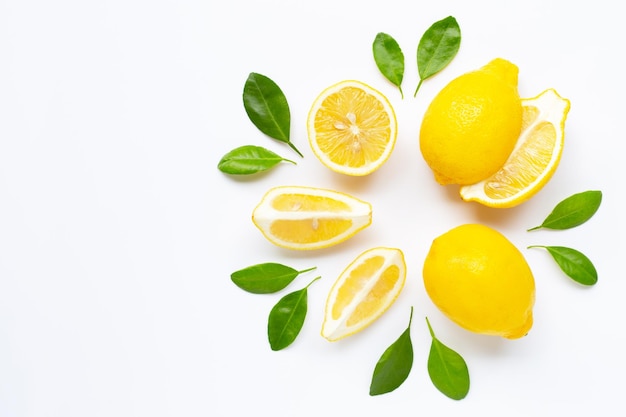 Frutti gialli su sfondo bianco