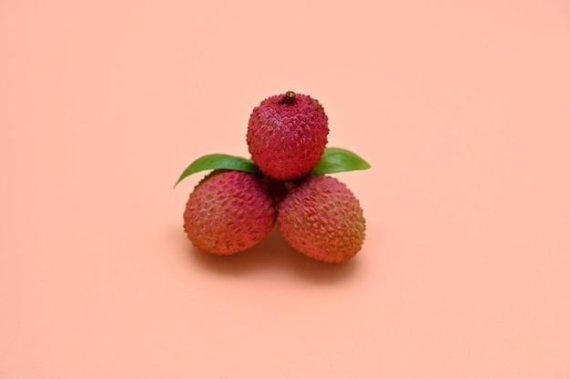 frutti interi di lychee su sfondo di pesca