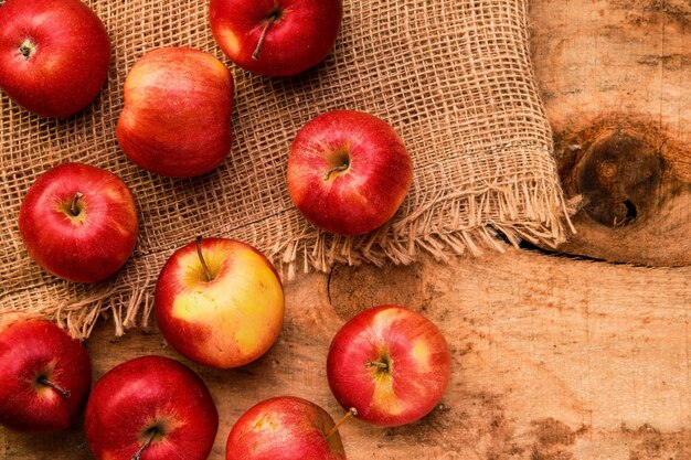 Frutti maturi di una mela rossa da giardino su un tavolo di legno grezzo Vista dall'alto piatto con spazio per la copia