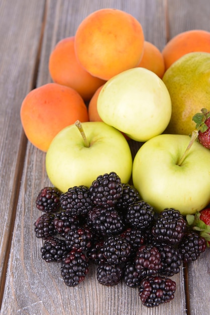 Frutti maturi e bacche su fondo di legno