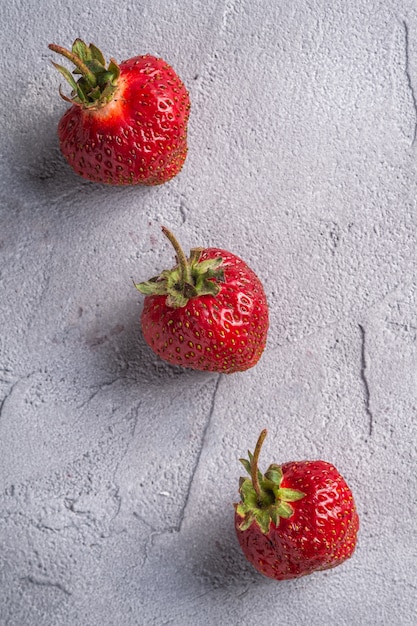 Frutti maturi freschi della fragola in una fila