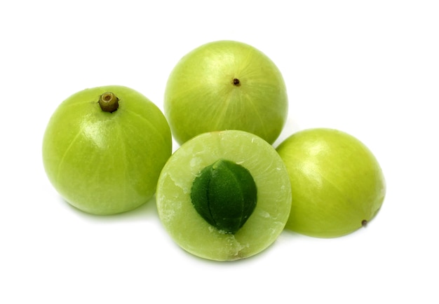 Frutti medicinali di Amla su sfondo bianco