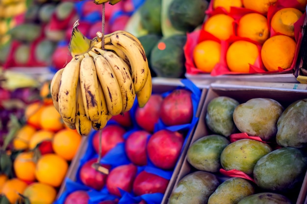 Frutti organici colorati sul mercato