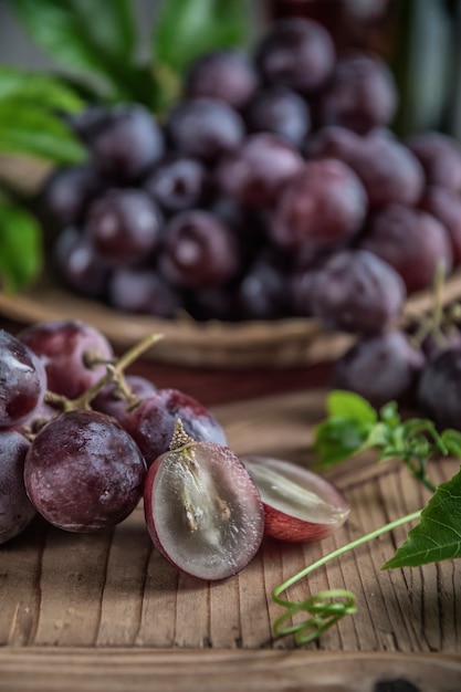 Frutti sani Uve rosse in vigna,