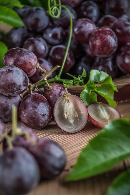 Frutti sani Uve rosse in vigna,