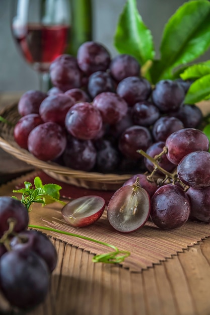 Frutti sani Uve rosse in vigna,