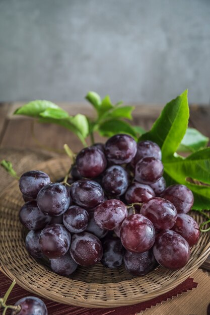 Frutti sani Uve rosse in vigna,