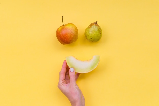 Frutti sorridenti su uno sfondo giallo