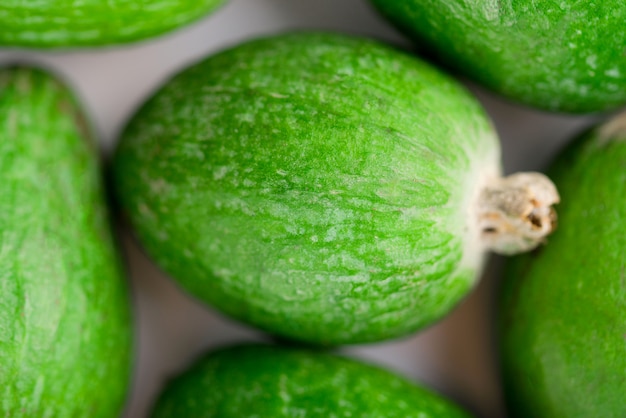 Frutti succosi e maturi di feijoa