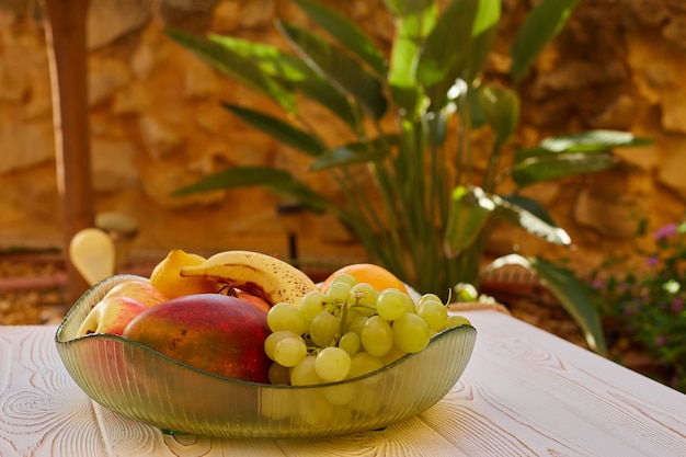 Frutti succosi su un piatto su un tavolo sulla terrazza