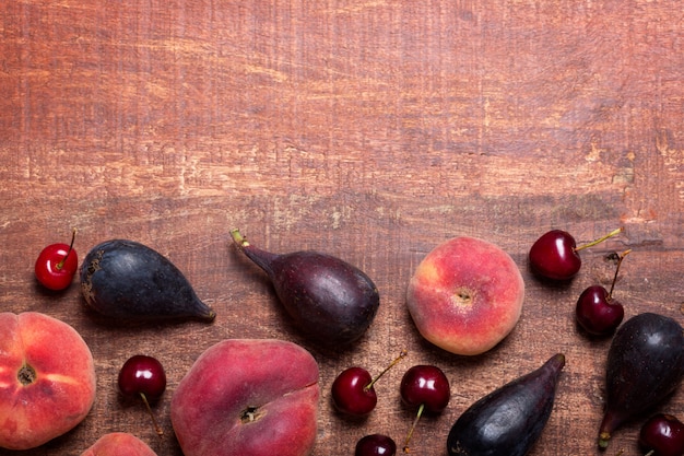 Frutti sulla tavola di legno scura con lo spazio della copia