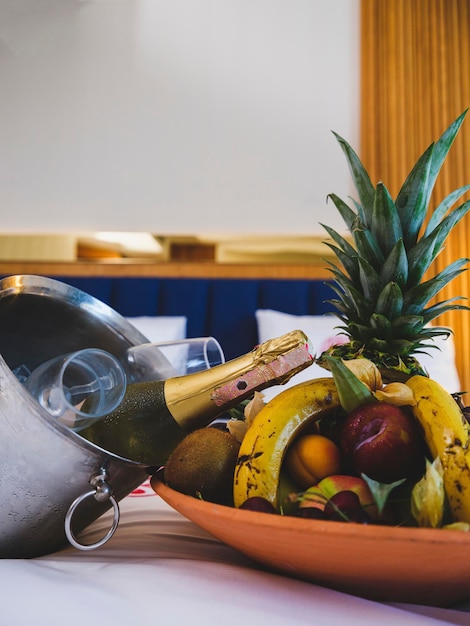 Frutti tropicali e vino in camera d'albergo