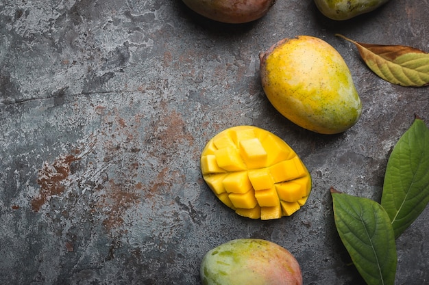 Frutti tropicali freschi di mango su grigio