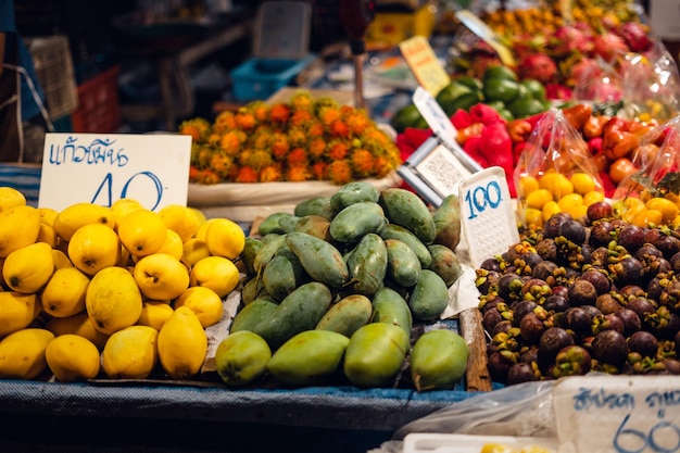 Frutti tropicali nel mercato della frutta di notte mercato streetfood