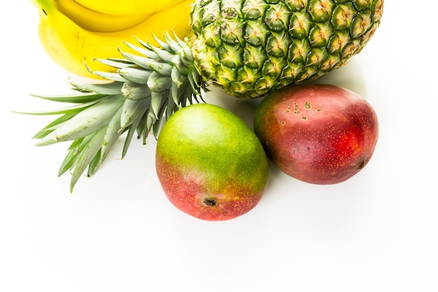 Frutti tropicali organici su sfondo bianco.