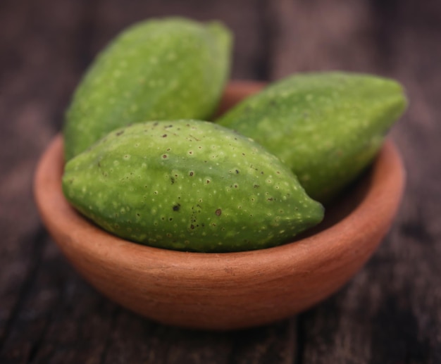 Frutti verdi di haritaki usati come erboristeria in varie parti del mondo