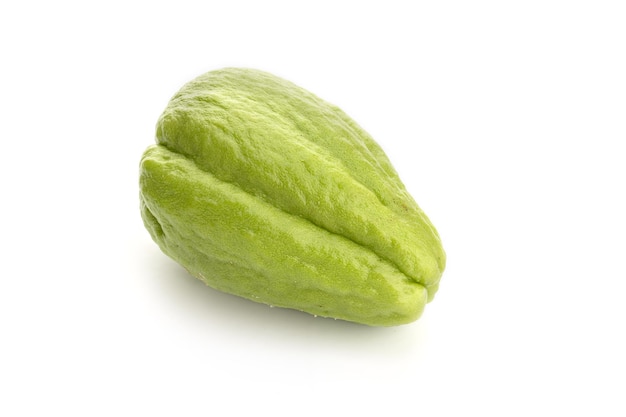 Frutto Chayote isolato su sfondo bianco. Sechium edule