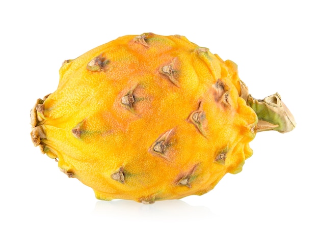 Frutto del drago giallo (pitaya, pitahaya) isolato su sfondo bianco